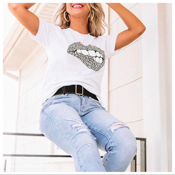 #04 Lip Print Chic Graphic Tee - Picture 2 of 5